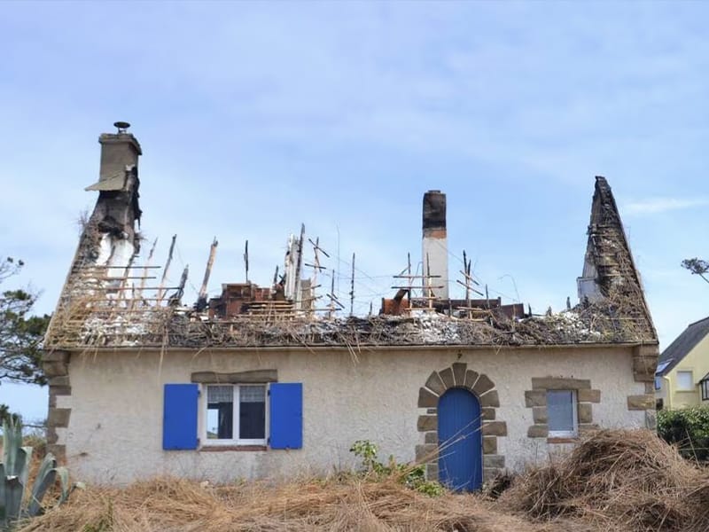 Diagnostic Amiante Avant Démolition sur une Maison endommagée par un incendie avec toit détruit